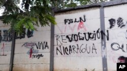 Sebuah tembok di jalanan ibu kota Nikaragua, Managua, dihiasi tulisan yang berbunyi "Umur Panjang Revolusi Nikaragua" dalam foto yang diambil pada 17 Juni 2021. Menjelang pemilu pada November, sejumlah lawan politik presiden Daniel Ortega telah ditangkap. (Foto: AP/Miguel Andres)