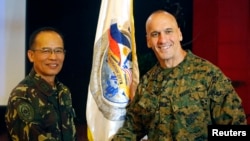 美海軍陸戰隊的理查德.西姆科克（右）與菲律賓武裝部隊少將維爾吉利奧.多明戈於4月5日展開得年度軍演的開幕式結束後握手。
