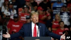 Rais Donald Trump wa Marekani akihutubia mkutano wa kisiasa mjini Tulsa, Oklahoma, Jumamosi Juni 20, 2020. (Picha ya AP/Sue Ogrocki)