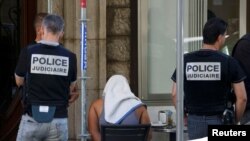 Un homme couvert avec une serviette a été arrêté par la police française dans le cadre de l'enquête lié à l'attentat de Nice, France, le 16 juillet 2016.