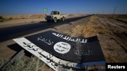 Un panneau du groupe Etat islamique renversé au bord de la route près de l’aéroport militaire d’Al-Al-Fateha, dans le sud d’Hawija, Irak, 2 octobre 2017.