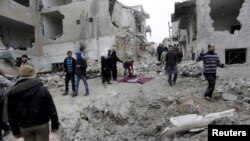Des habitants de Maaret al-Numan dans la province d'Idlib, Syrie, 12 janvier 2016