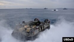 日本沖繩 (11月5日) 美軍氣墊登陸艇剛剛駛離從兩棲攻擊艦﹐為開往沖繩白灘的海軍陸戰隊運送設備。美日聯合軍演11月5日開始日本各地鋪開﹐約5萬軍人參加﹐為期12天。