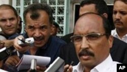 Le président Mohamed Ould Abdel Aziz répond à la presse.