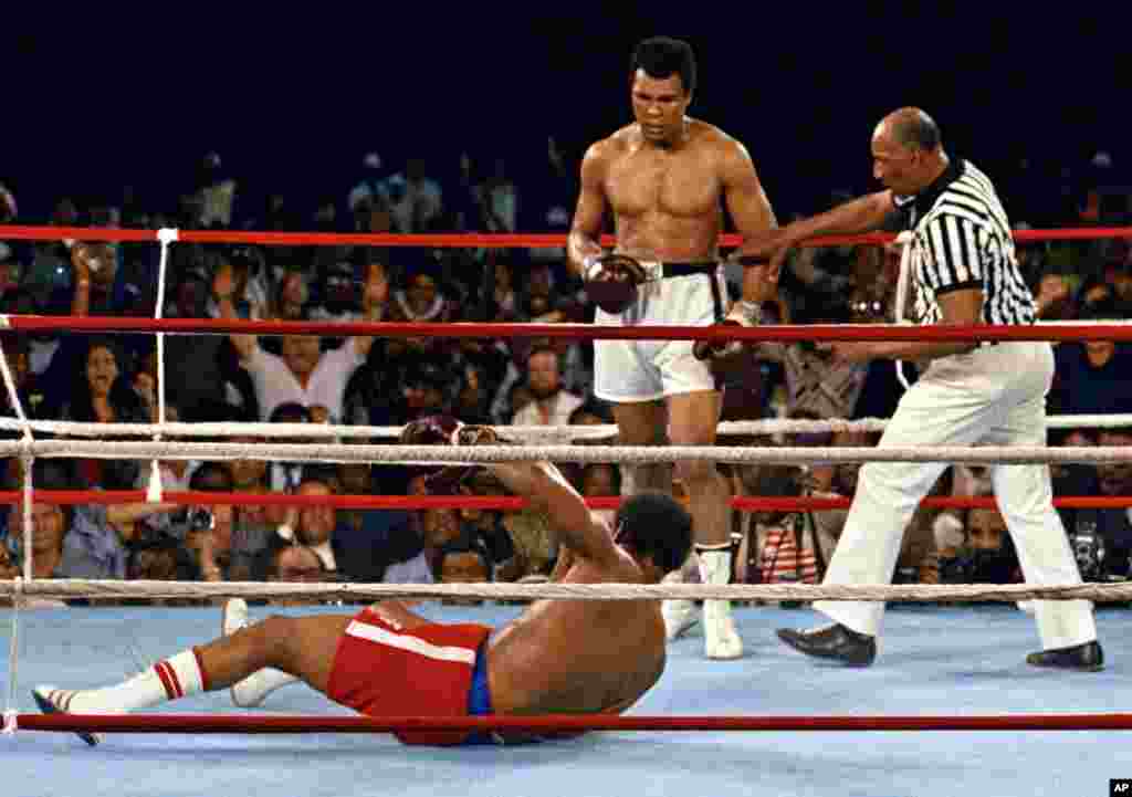 Muhammad Ali contemple George Foreman tapis sur le ring au cours de leur combat à Kinshasa, au Zaïre, 30 octobre 1974. (AP Photo) 