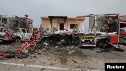 Des véhicules et des bâtiments endommagés sont vus à l'aéroport de Mitiga après avoir été touché par des bombardements, à Tripoli, en Libye, le 10 mai 2020.