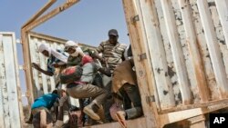 Des migrants montent dans un camion pour se diriger vers le nord, en Algérie, au poste frontière d’Assamaka, dans le nord du Niger, le 3 juin 2018.