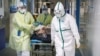 Des agents de la santé déplacent un patient dans un hôpital à Wuhan, dans la province de Hubei, en Chine, le 6 février 2020. (China Daily via REUTERS)