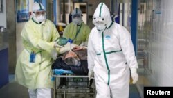 Des agents de la santé déplacent un patient dans un hôpital à Wuhan, dans la province de Hubei, en Chine, le 6 février 2020. (China Daily via REUTERS)