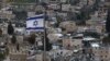 Bendera Israel berkibar di atas gedung di kawasan permukiman Arab al-Tur di Yerusalem, Jumat, 7 Februari 2025. (Foto: Ahmad Gharabli/AFP)