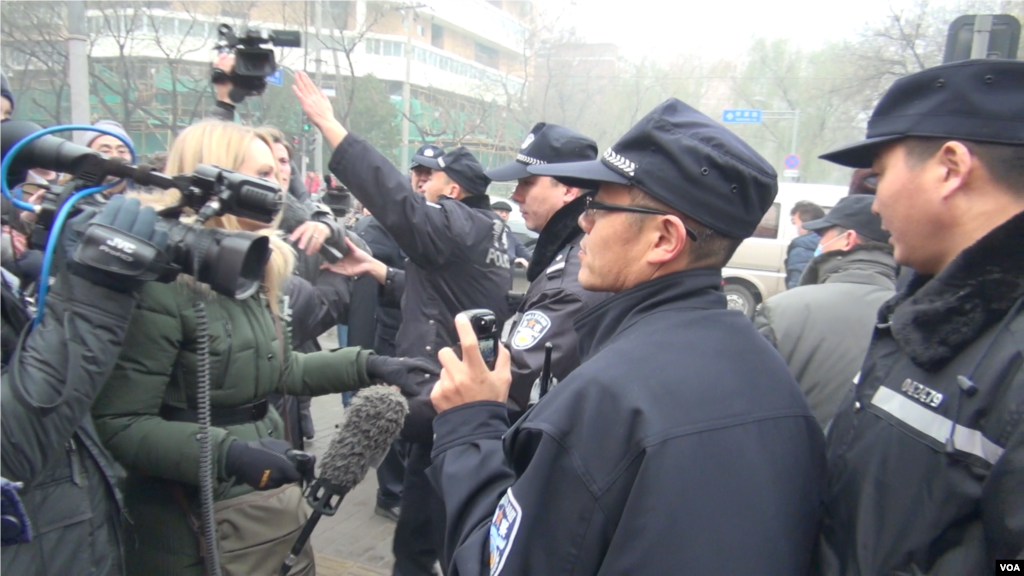 &nbsp; 北京警方12月14日一早在法院入口附近拉起警戒線，阻止要求旁聽浦志強案庭審的西方外交官和中國公民接近法庭。 （美國之音葉兵拍攝） 